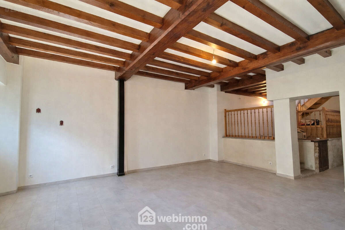 Au rez de chaussée, un salon lumineux de 29 m² - Maison à SISSONNE