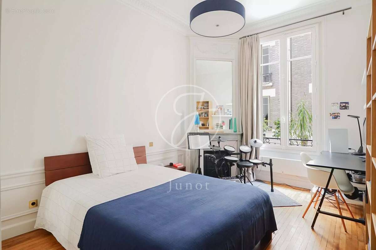 Commerce à PARIS-6E