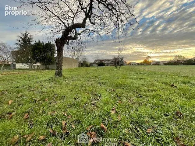 Grand terrain de 1589 m2, au c½ur du bourg de Liniers,