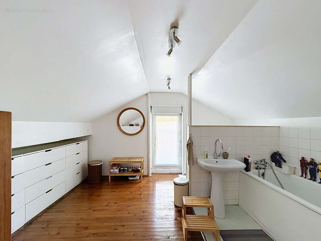 AUX PORTES D'ANGOULEME, à proximité immédiate de toutes commodités, adorable maison des années 20 entièrement - photo 8