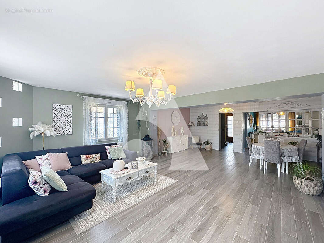 Maison à QUIEVRECHAIN