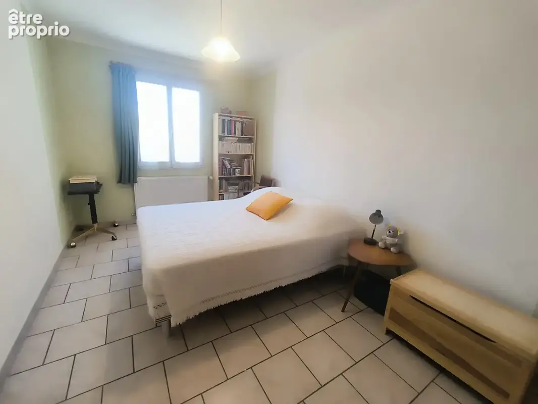 Maison de plain-pied avec jardin arboré, terrasse et dépendance - photo 7