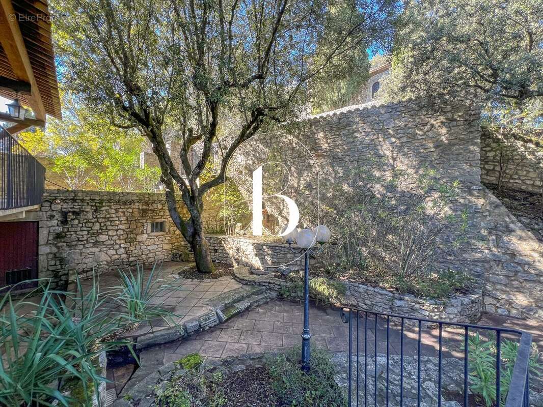 Maison à LA ROQUE-SUR-CEZE