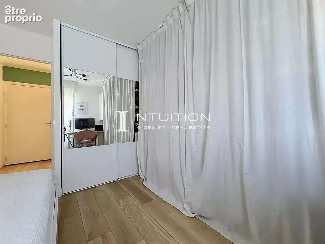 Golfe-Juan : Vaste appartement rez-de-jardin dans un immeuble de standing avec piscine - photo 15