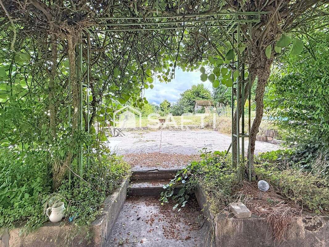Maison 195 m² à La Batie-Montgascon  - photo 2