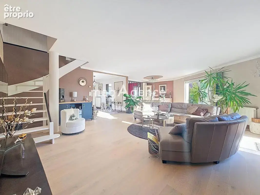Maison familiale avec vaste pièce de vie et suite parentale de plain-pied à Cholet - photo 6