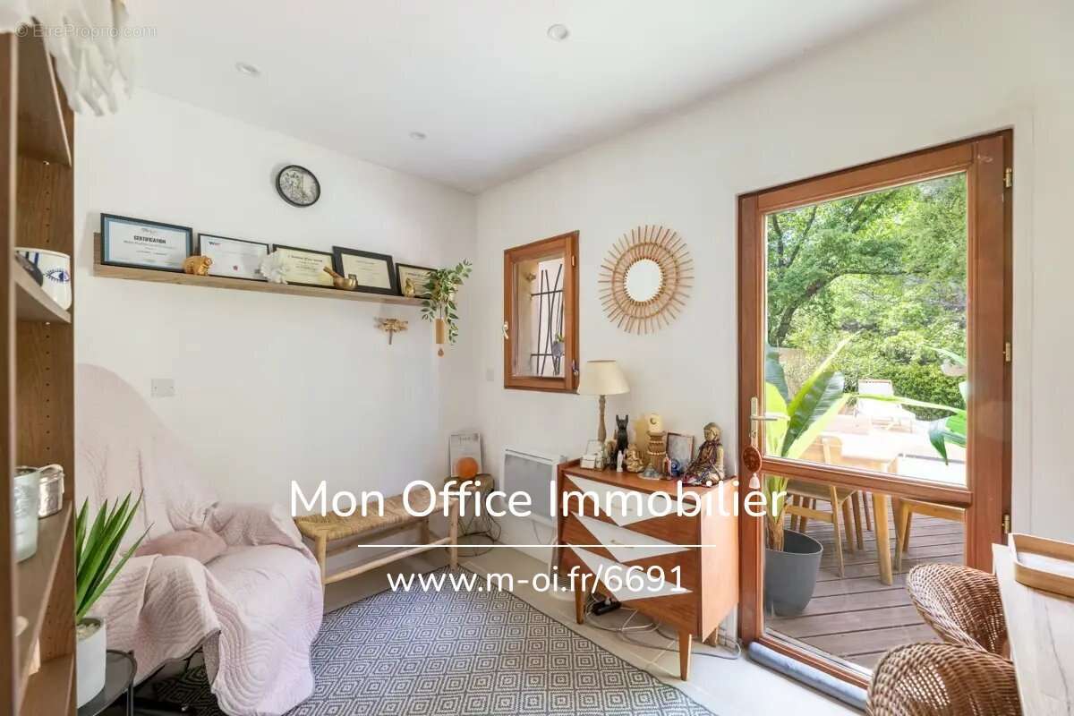 Référence : 7075-ABO - Saint-Cannat – Maison récente de 5 pièces avec jardin, piscine, garage + 3 places de stationnement privat - photo 8