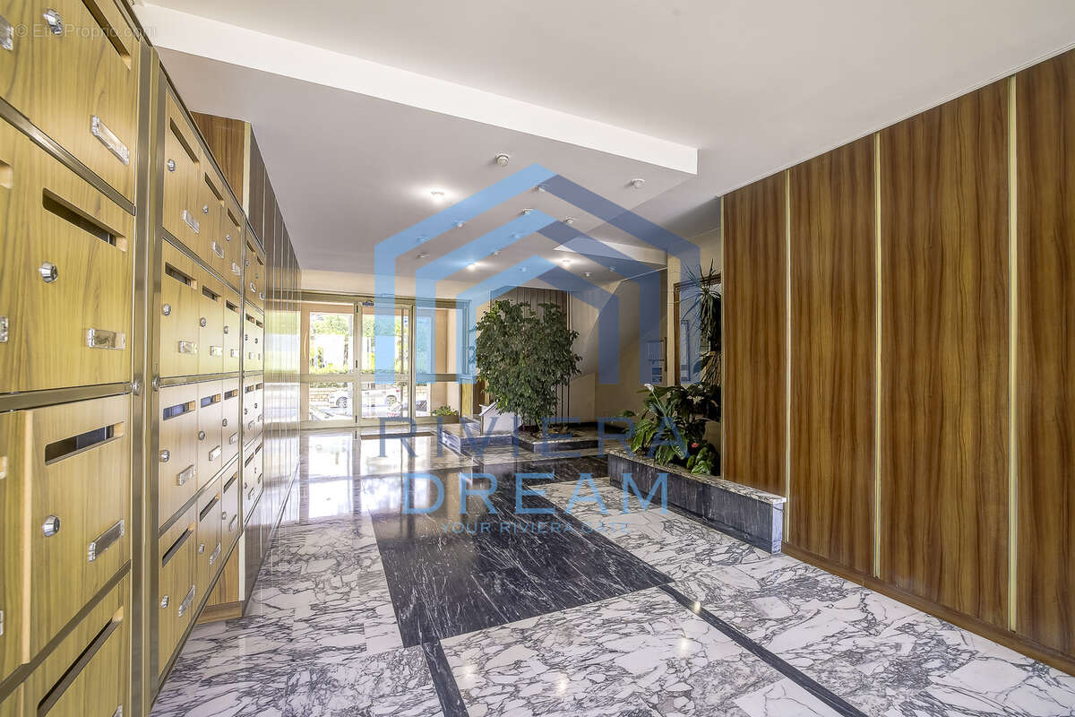 MENTON - Face a la mer, appartement type 3 avec terrasse, cave et parking. - photo 17