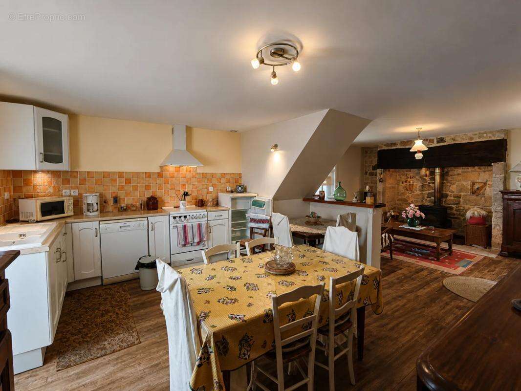 Maison en pierre avec étang et vastes dépendances - photo 14