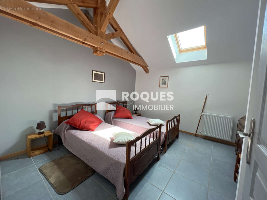 Maison à usage d'habitation avec dépendances, cour et jardin - photo 14