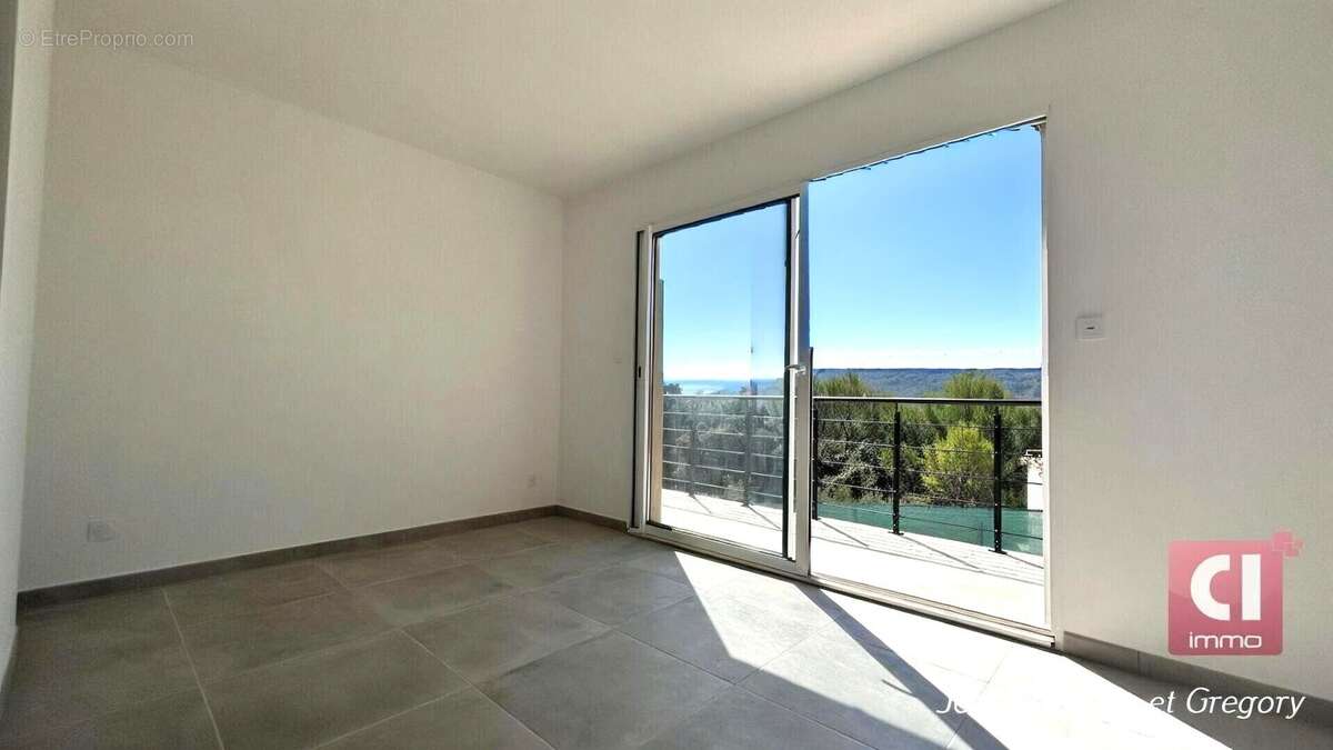 Villa de standing  Piscine, garage, terrain de 1 874 m² et vue incroyable - photo 7