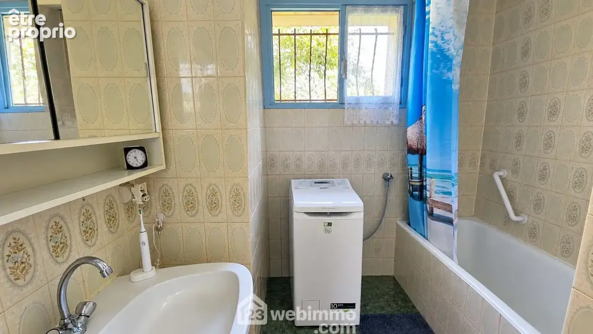 Au RDC, une salle de bain lumineuse.