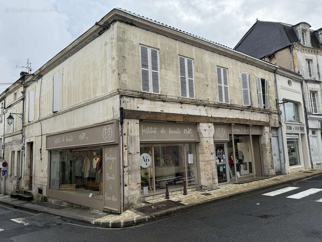 Appartement à BARBEZIEUX-SAINT-HILAIRE