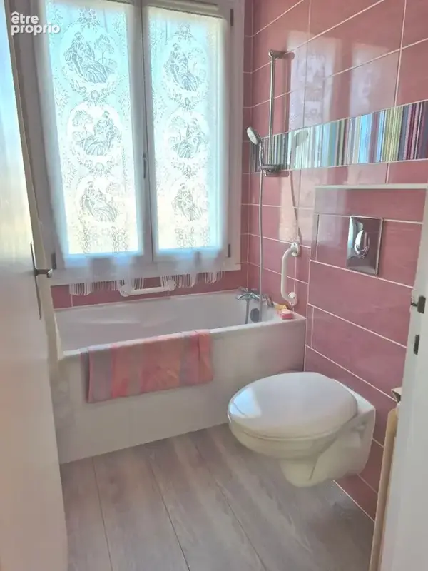 Maison  bien exposee avec un beau terrain arbore et plat. - photo 6