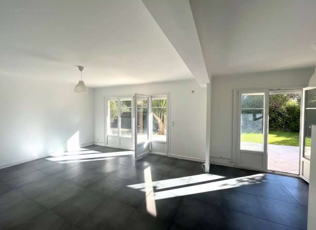 Appartement à EZE