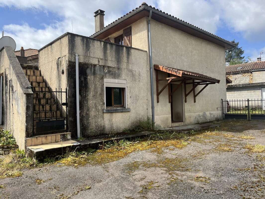 Maison 170 m² à Roumazieres-Loubert  - photo 3