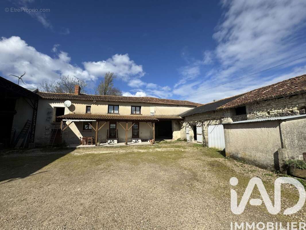 Photo 2 - Maison à SAINT-GENEST-D'AMBIERE