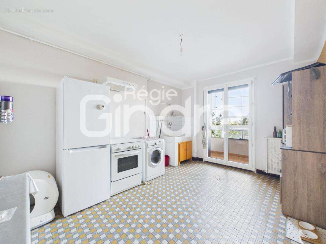 Vente - Appartement - 2 pièces + cuisine - 69 m² - 245 000 € - - photo 3