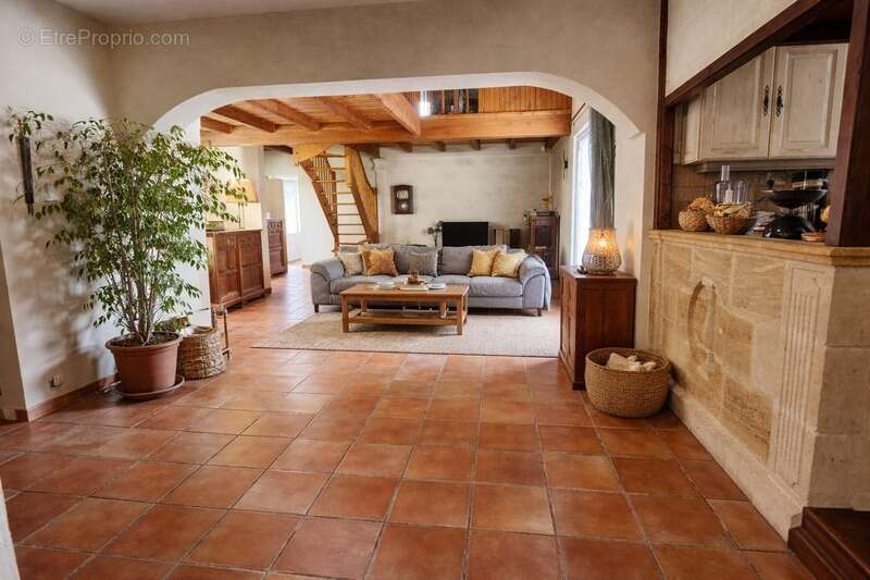 Maison à SAINT-MEDARD-DE-GUIZIERES