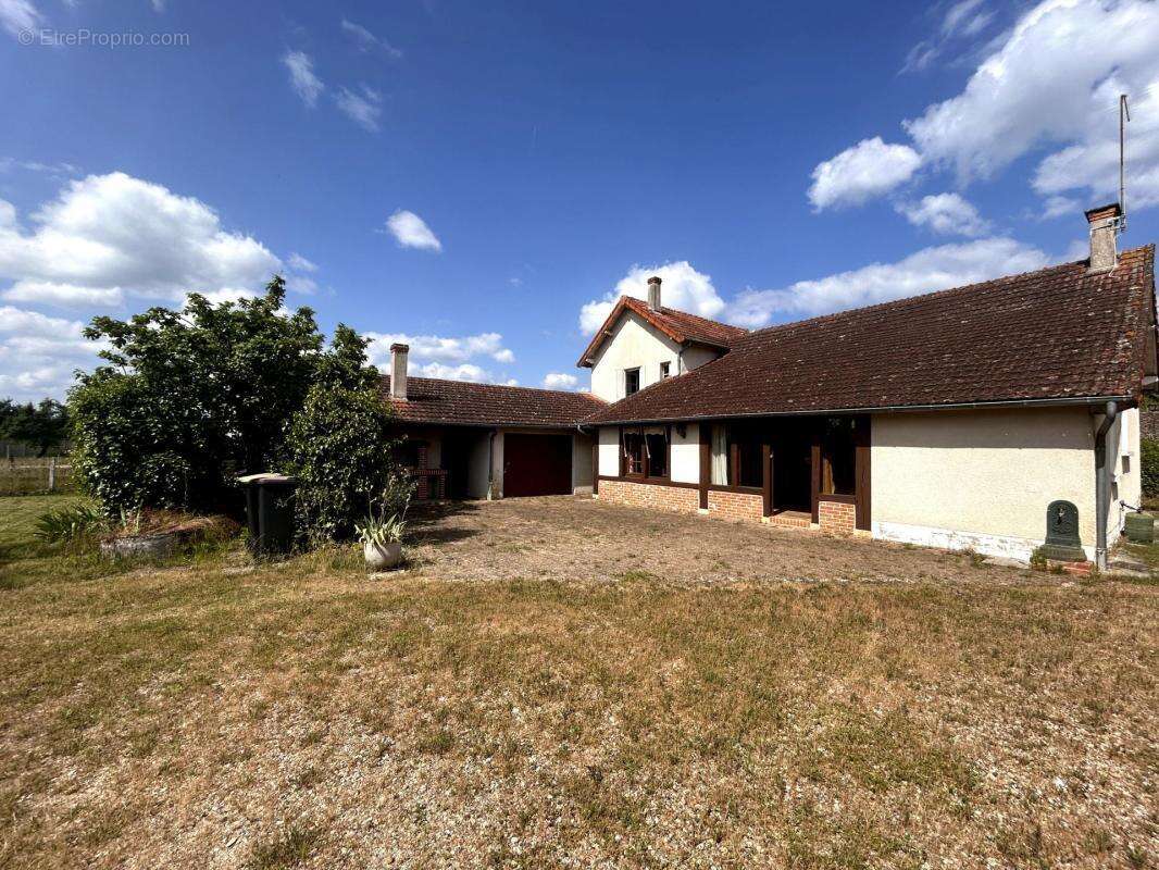 Maison à SELLES-SAINT-DENIS