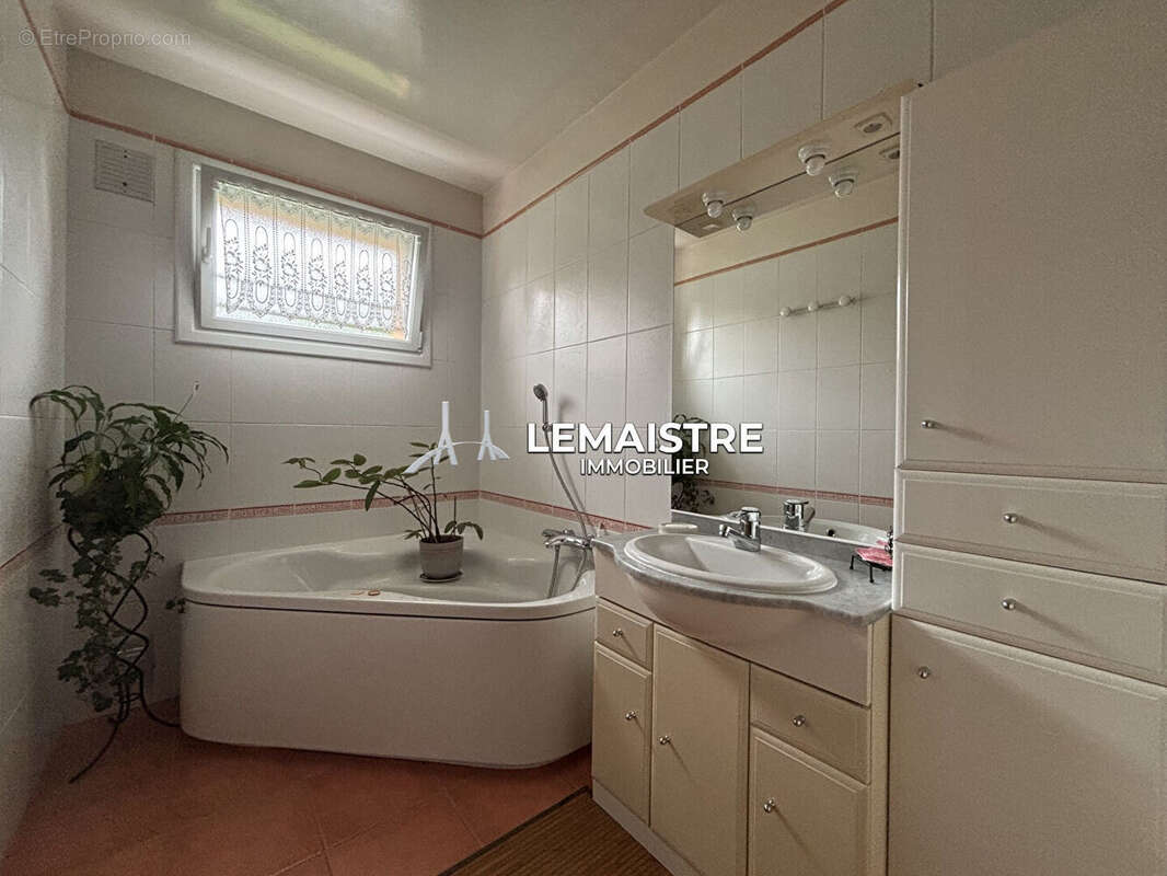Maison à vendre- Gonneville La Mallet- 114 m2-  4 chambres - photo 6