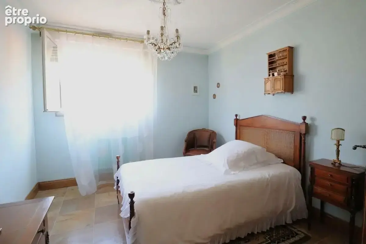 Centre Bourg, Maison offrant 4 CH, 2 SDE, 3 WC, sur 3000 m2 - photo 14