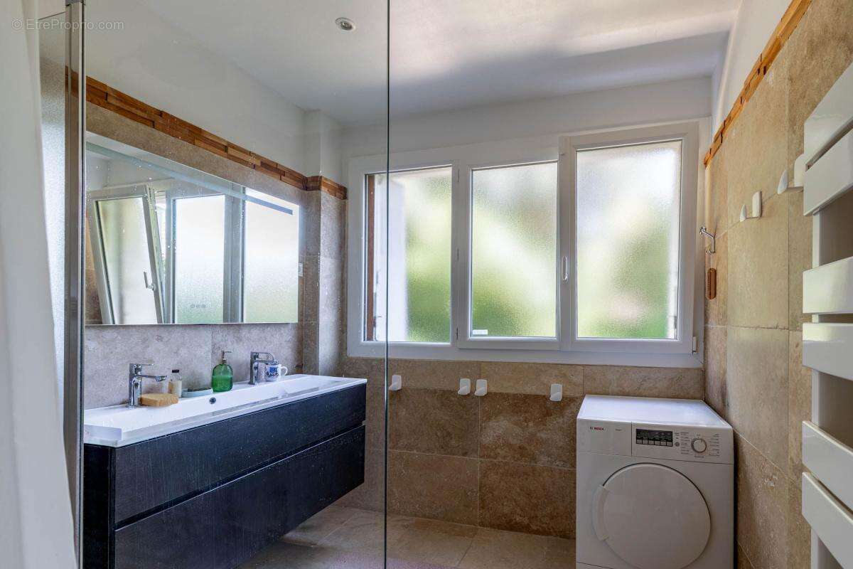 EXCLUSIVITÉ - SANARY PROCHE PORT - Appartement 3 pièces en rez-de-jardin avec cave et stationnement - photo 11