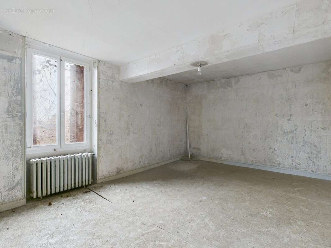 Maison à MAIZIERES-LA-GRANDE-PAROISSE