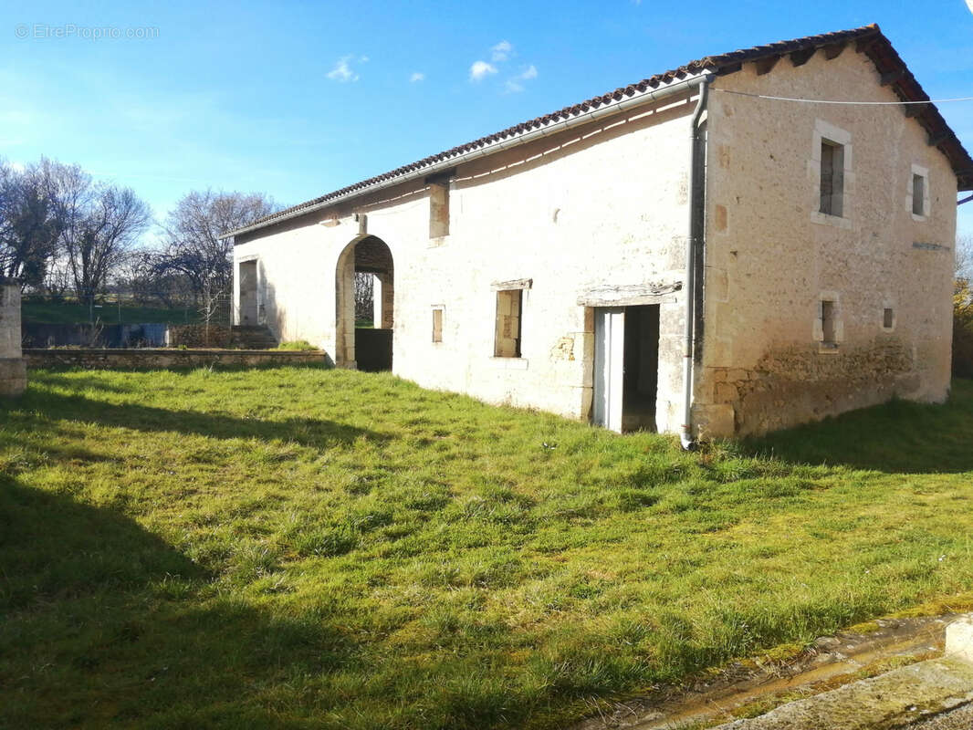 Maison à VILLEBOIS-LAVALETTE