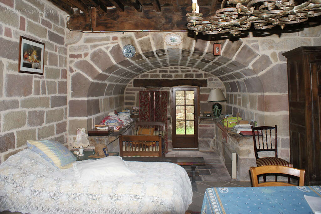 Maison à COLLONGES-LA-ROUGE