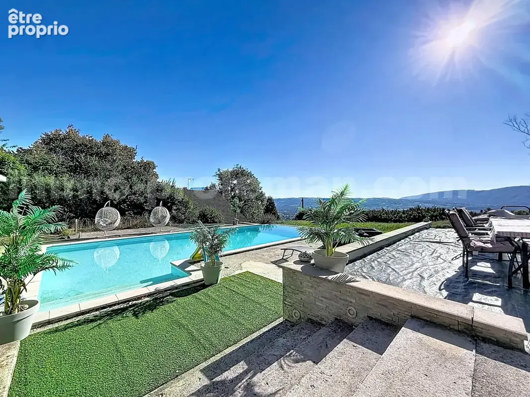 Magnifique_maison_individuelle_Lucinges_calme_frontiere_suisse_geneve_salon_sejour_cuisine_terrain_terrasse_jardin_piscine