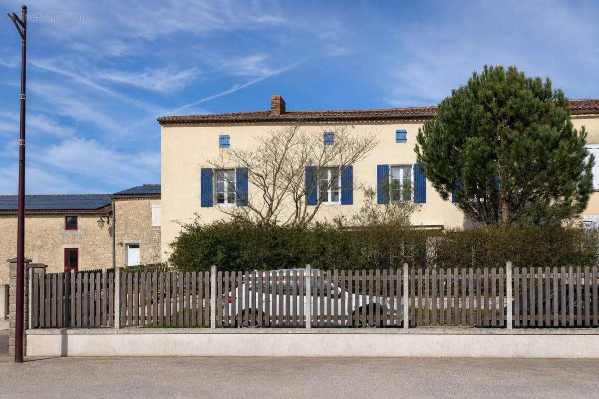Belle maison en pierre XVIIIᵉ - 265m² Eymouthiers - photo 2