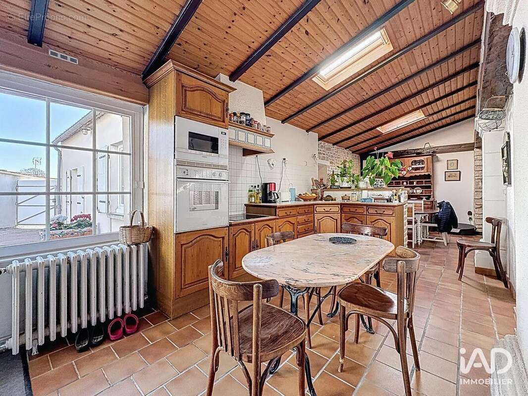 Maison 168 m² à Charron  - photo 4