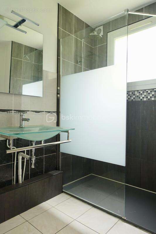 T3 bis parfait état - balcon + cave + stationnements sécurisés - idéal RP ou investissement - photo 7