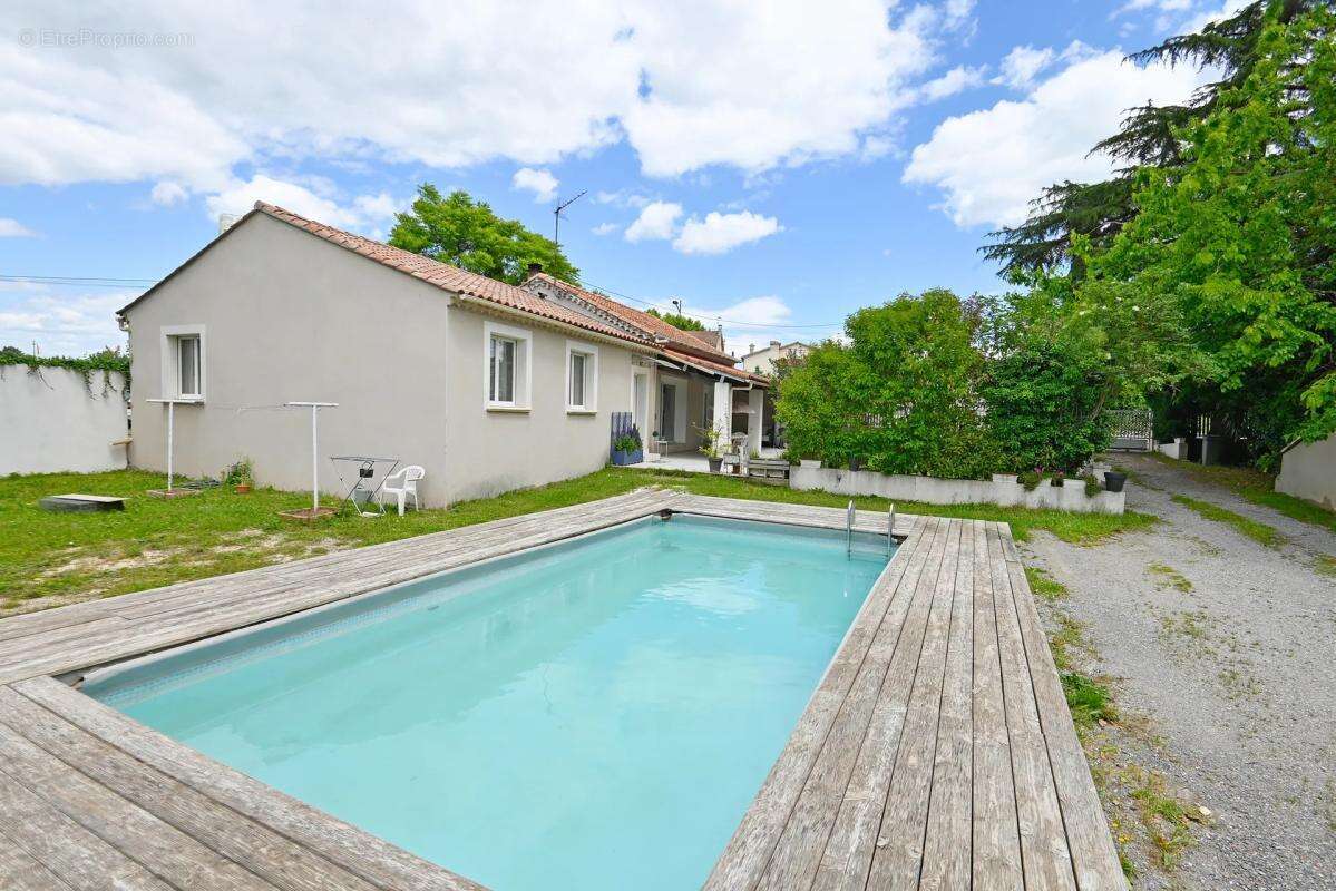 Maison à SAINT-HILAIRE-DE-BRETHMAS