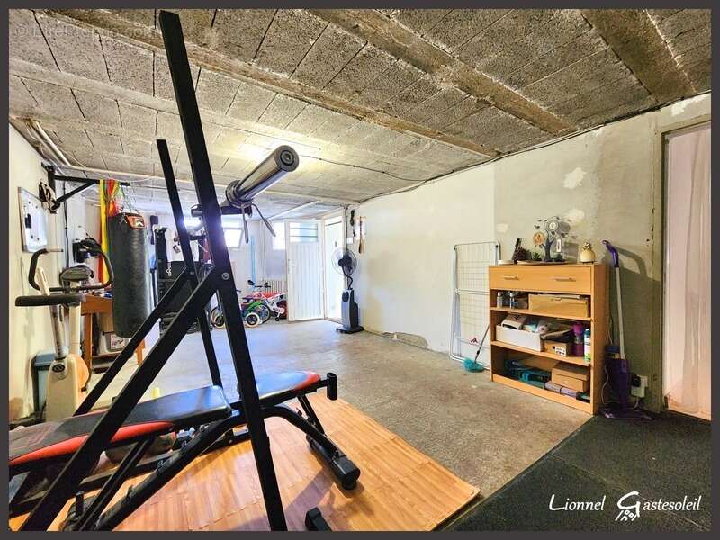 Maison sur deux niveaux 5 chambres Garages à vendre sur la commune de  PINEUILH (33) - photo 17