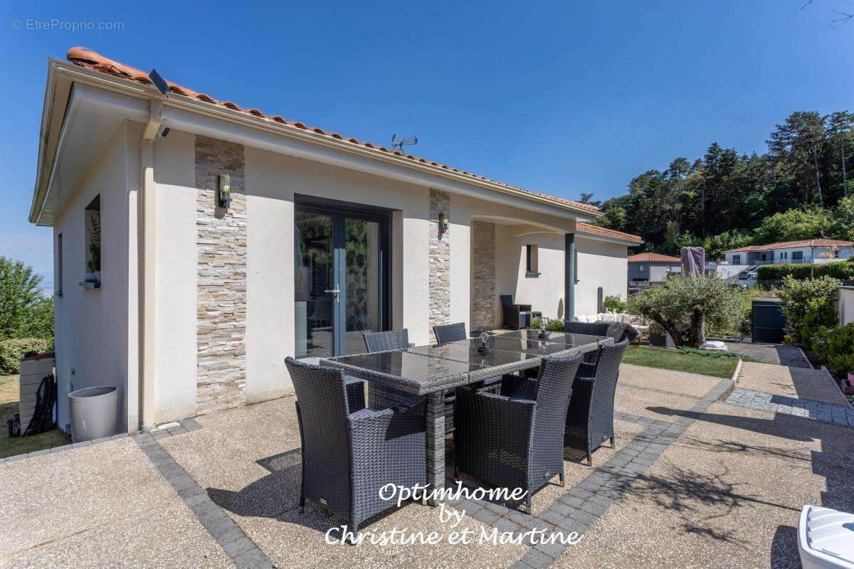 Orcines : maison contemporaine avec piscine – 192 m² – 4 chambres – terrain 715 m² - photo 2