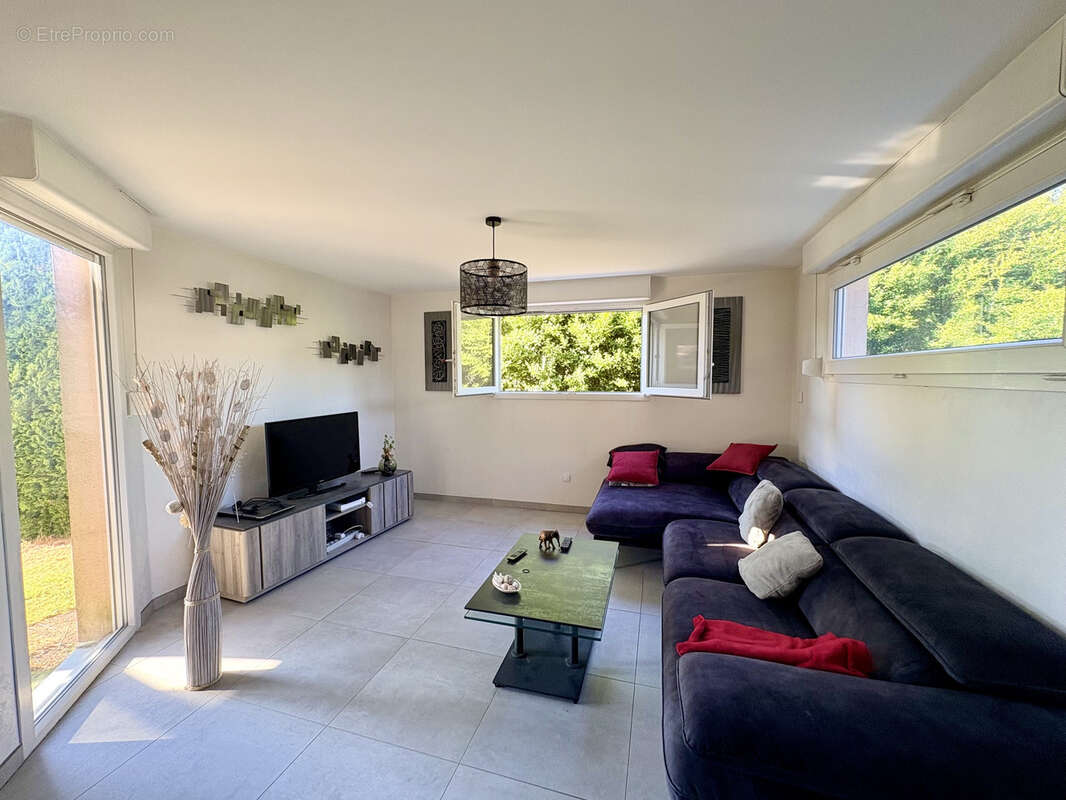 EN exclusivité:  Belle maison familiale avec piscine sur un terrain de 1 187 m2 - photo 2