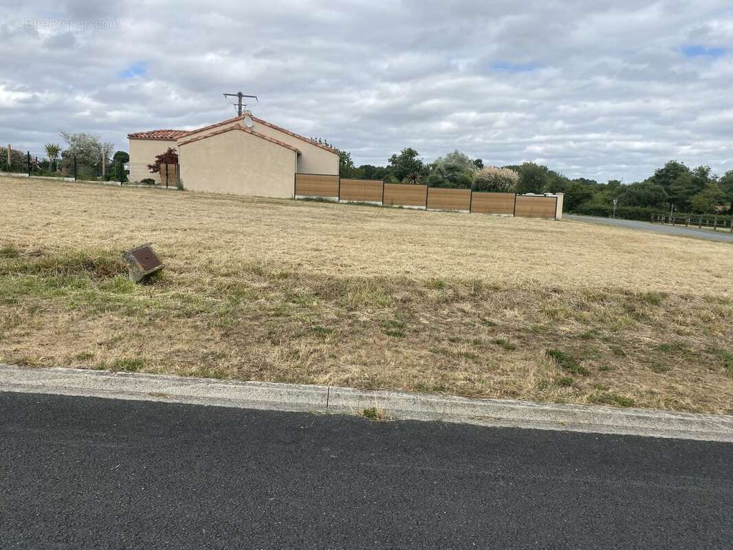Terrain de 770 m² à SAINT-CYR-DES-GATS - photo 2