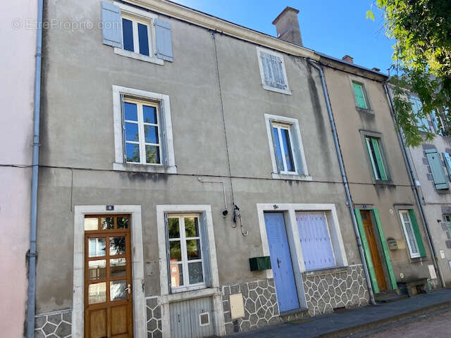 Maison à MARINGUES