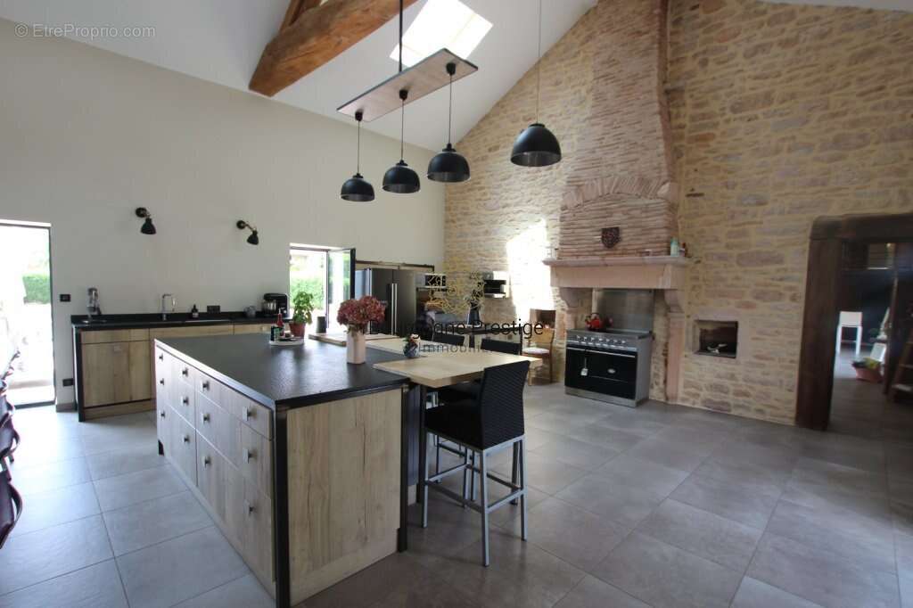 Elegante longere de caractere de 338 m² entierement renovee avec piscine et parc de 3108 m² - photo 9