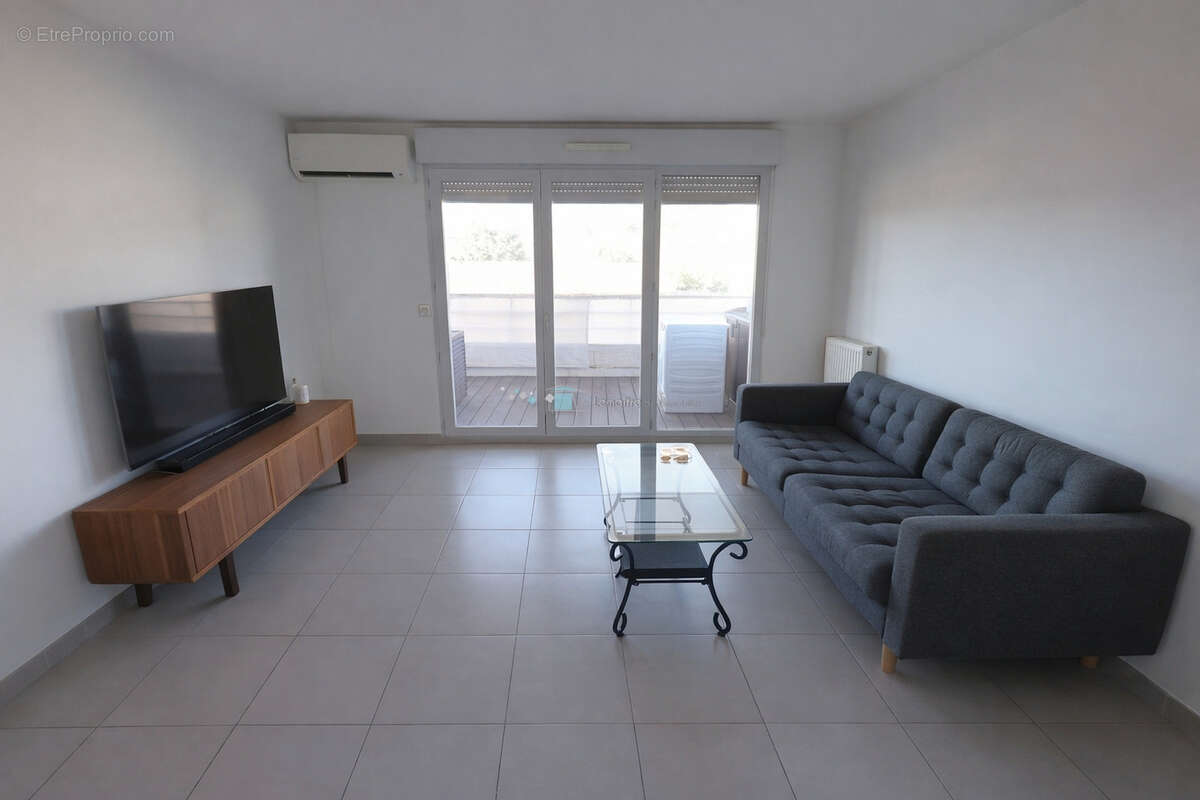 Appartement à LA ROQUETTE-SUR-SIAGNE