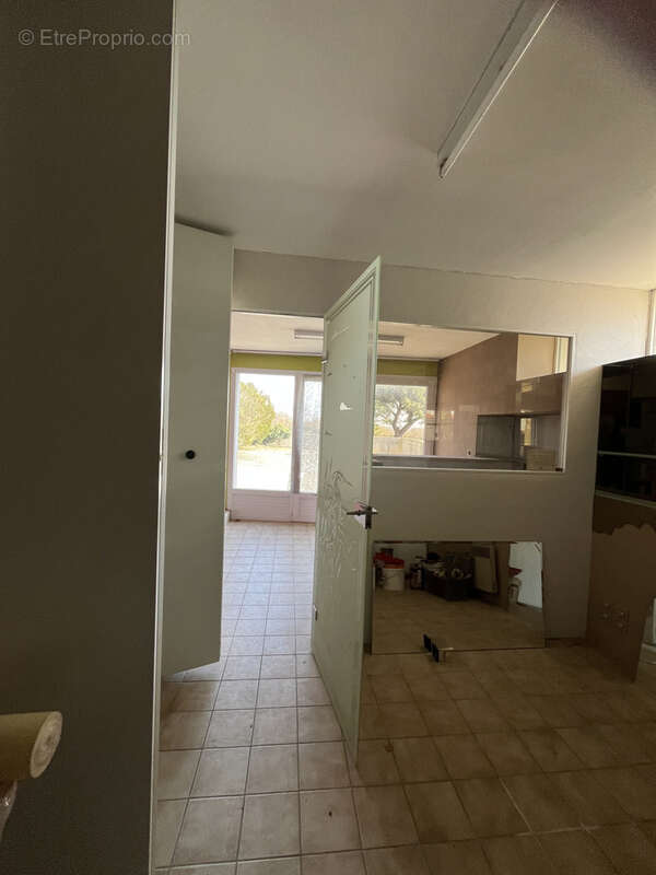Bâtiment avec potentiel d'aménagement en habitation ou local professionnel - photo 5