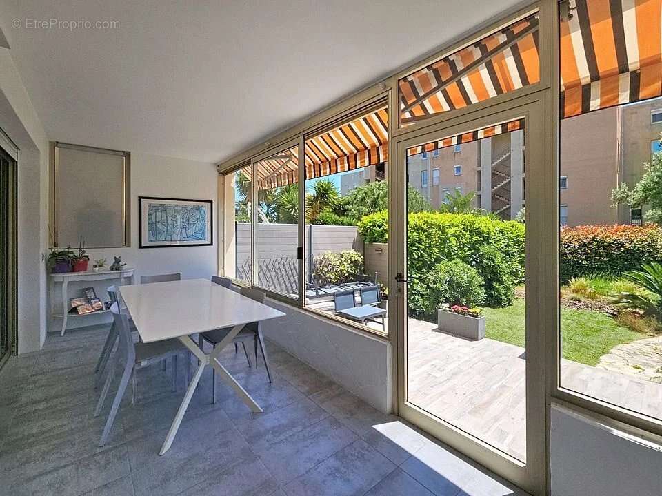 Appartement à SAINT-LAURENT-DU-VAR