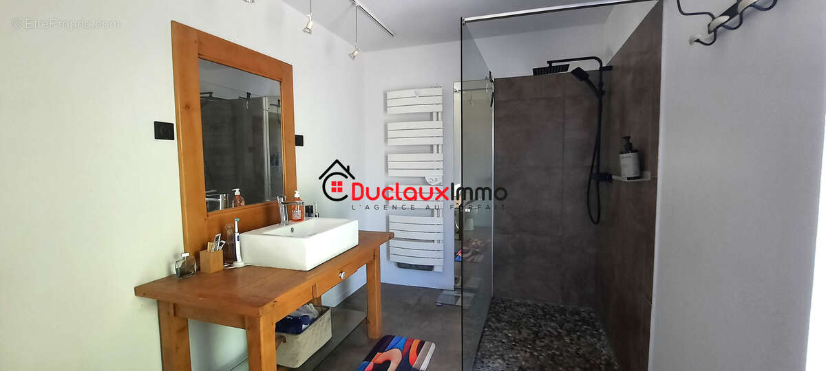 Grande maison individuelle de plain-pied avec piscine et vaste terrain arboré - photo 13