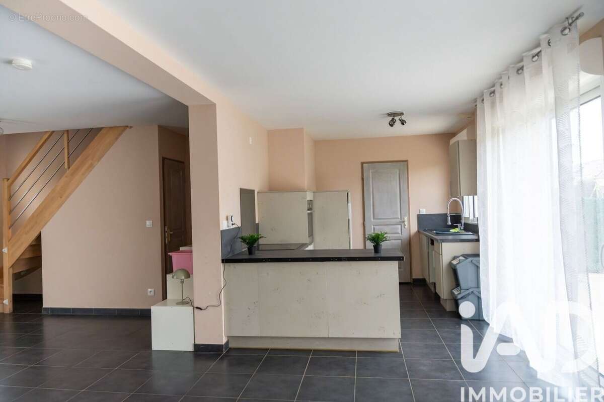 Maison 114 m² à Quincy-Voisins  - photo 5