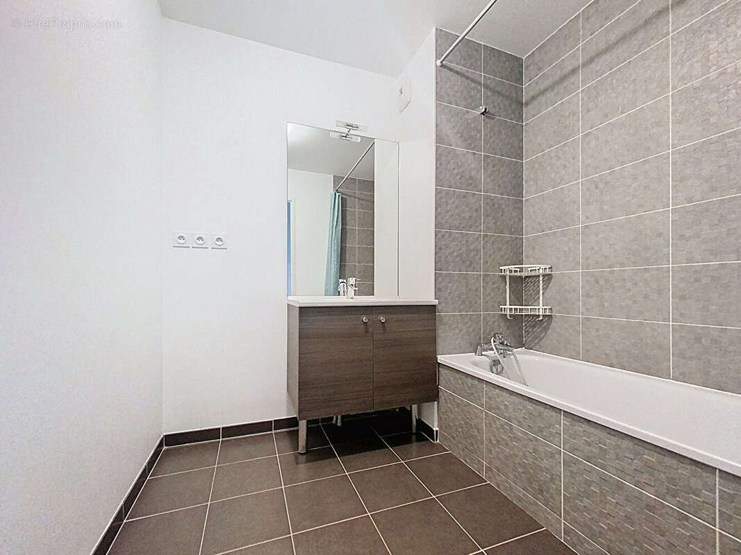 Appartement t3 avec ascenseur grand garage proche commerces et ecoles - photo 9