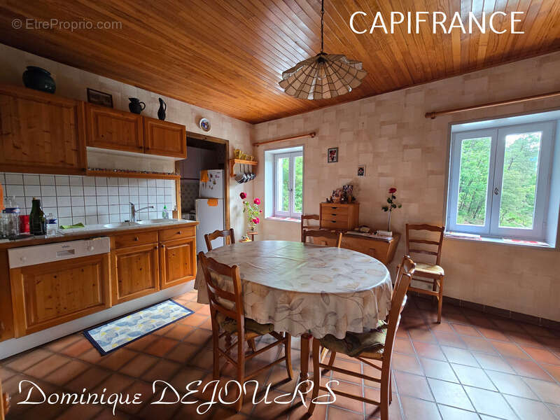 Maison à SAINT-SAUVEUR-DE-MONTAGUT