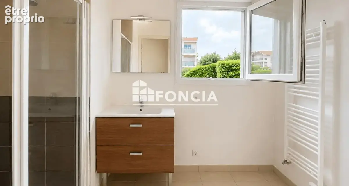 Studio en rez-de-jardin avec grand extérieur et garage - photo 6