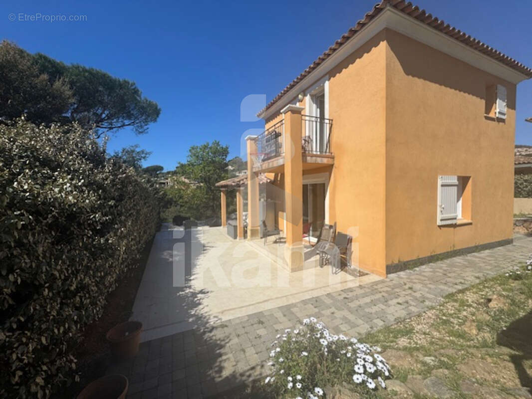 Maison à ROQUEBRUNE-SUR-ARGENS